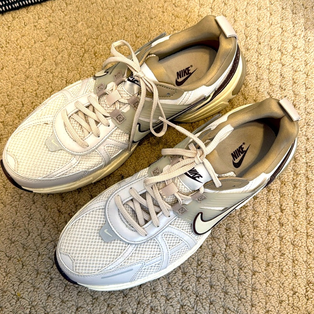 Nike V2K run shoes - crème & tan - size 11.5